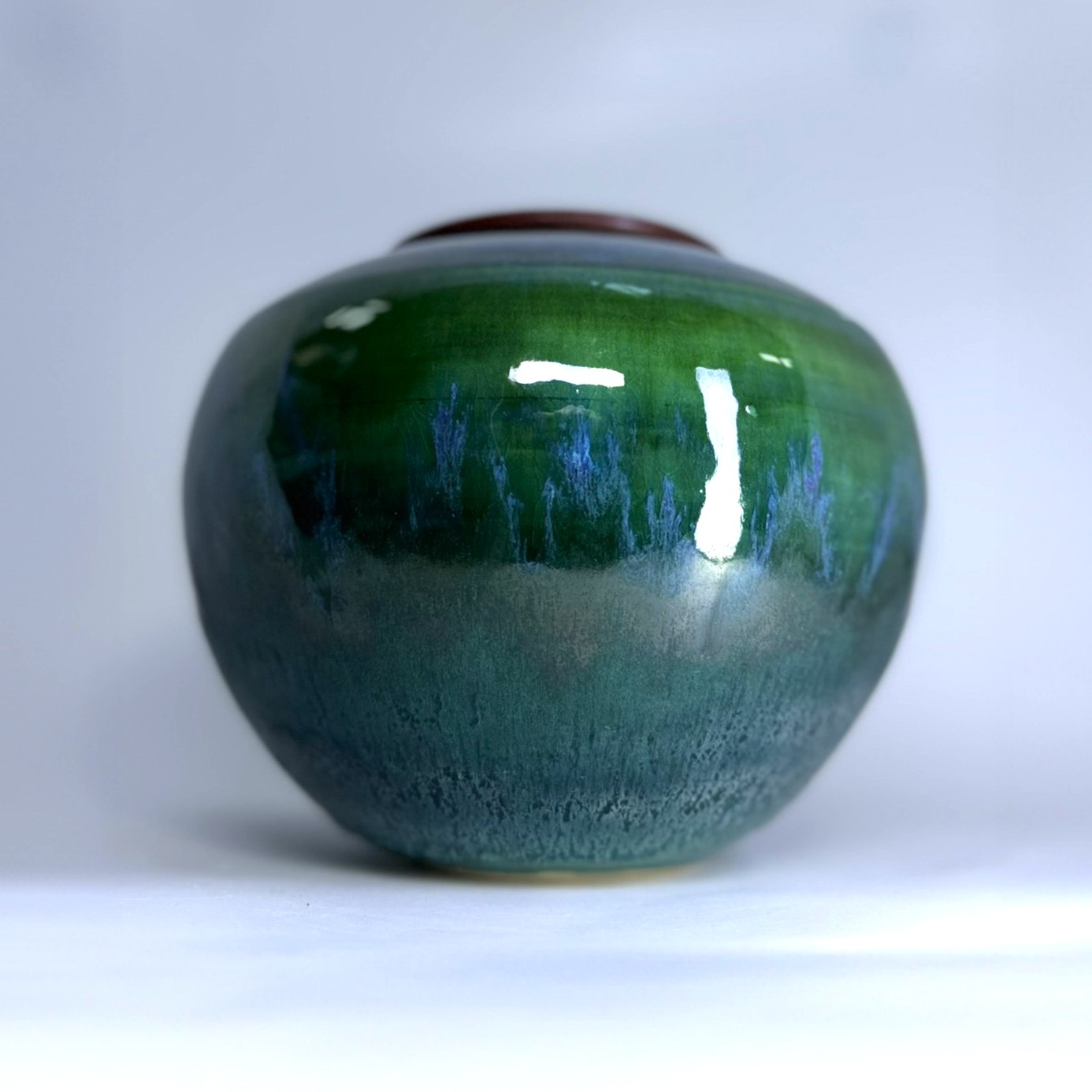 Evergreen 1800ml cremation urn showing rich emerald green glaze transitioning to teal